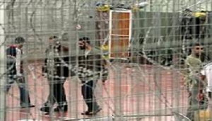 "إسرائيل" تعاقب الأسرى الفلسطينيين بوجبة الإفطار في رمضان