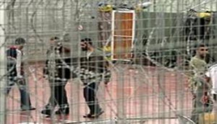 "إسرائيل" تعاقب الأسرى الفلسطينيين بوجبة الإفطار في رمضان