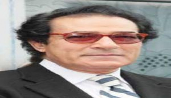 فاروق حسني ينتظر في باريس ليعرف ان كان قد استهلك حظه ومبارك يلقي بثقل مصر ورائه