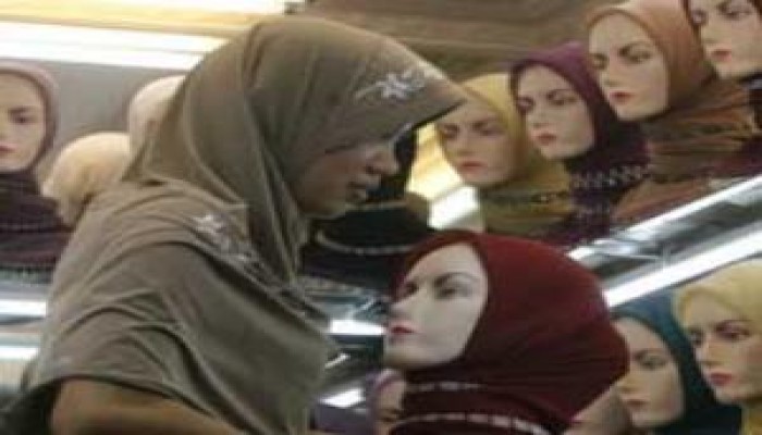 " الحجاب المغناطيسي " يجذب الإندونيسيات في رمضان