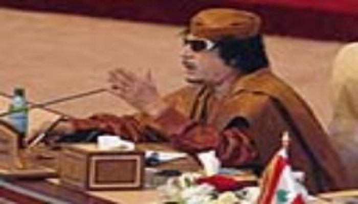 القذافى يمزق ميثاق الأمم المتحدة ويلقى به من المنصة