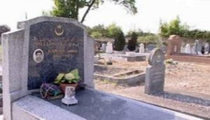 فرنسا.. المسلمون يعانون من نقص حاد في المقابر الشرعية وكُلفة دفن الميت بباريس 4000 يورو