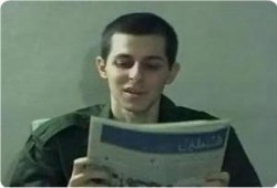 (شاهدوا الفيديو المصور مترجماً) شاليط يطلب تنفيذ صفقة الأسرى ويثتي على تعامل القسام معه