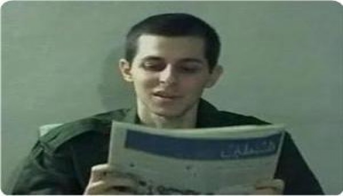 (شاهدوا الفيديو المصور مترجماً) شاليط يطلب تنفيذ صفقة الأسرى ويثتي على تعامل القسام معه