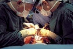 الدكتور مجدي يعقوب يجري 30 عملية قلب مفتوح للأطفال بأسوان