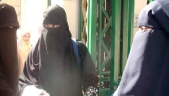 مظاهرة حاشدة لمنتقبات جامعة القاهرة اعتراضا على حرمانهن من السكن بالمدينة الجامعية..