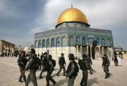 الاحتلال الصهيوني يحاصر القدس ويمنع المصلين من دخول الأقصى
