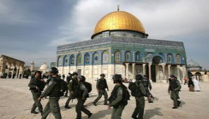 الاحتلال الصهيوني يحاصر القدس ويمنع المصلين من دخول الأقصى