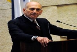 طلاب جامعة شيكاغو يستقبلون المجرم أولمرت بالأحذية