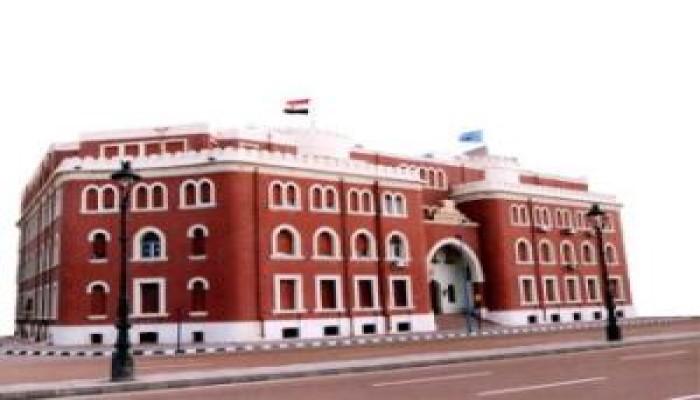 عميد آداب الإسكندرية يعتدي بالضرب على طلاب الإخوان