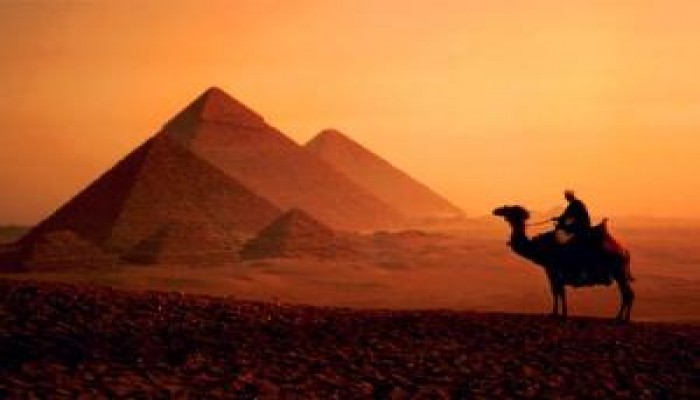 يهود يصورون أفلاماً إباحية تحت سفح الهرم وتورط شركات سياحة مصرية فى الفضيحة