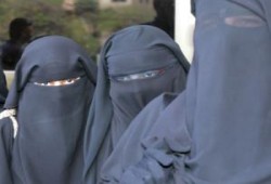 وقفة احتجاجية بجامعة عين احتجاجا على طرد المنقبات من المدينة ليلا