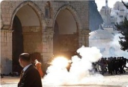 إقتحام المسجد الأقصى وضرب محول الكهرباء الخاص به وإصابات واعتقالات (ملف مصور)