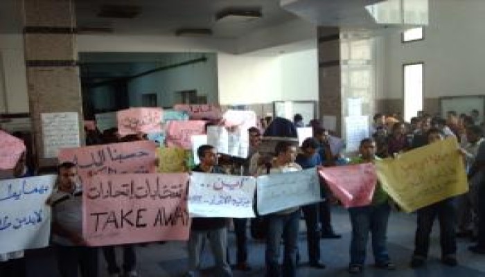طلاب جامعة طنطا يحتجون بمجمع سبرباي للمطالبة بحقهم في الترشح لاتحاد الطلبة (فيديو) ...