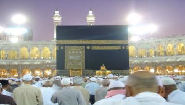 مرجع إيراني يدعو مفتي السعودية للتوبة قبل الحج