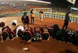 الكوريون يفاجئون العالم  بالسجود بعد التتويج بدوري أبطال آسيا لكرة القدم