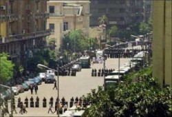 مظاهرات أمام السفارة الجزائرية وإلغاء تصاريح العمل