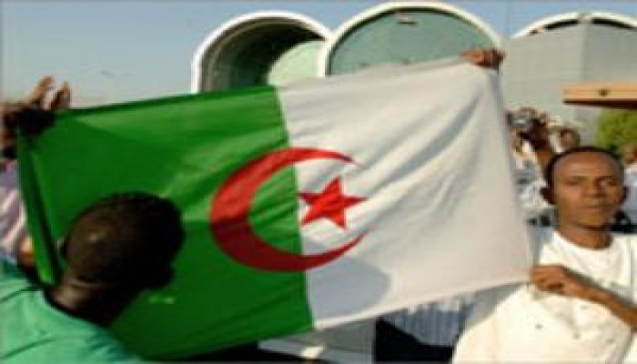 جزائريون يرشقون منتخب مصر بالخرطوم وأنباء عن إصابات بين اللاعبين