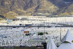 حجاج بيت الله الحرام يتوجهون إلى منى لقضاء يوم التروية