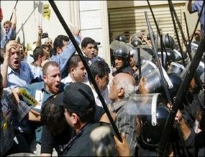 صبيحة عرفات : الأمن يعتدي على أهالي معتقلي السويس ، والقاضي يطردهم من القاعة