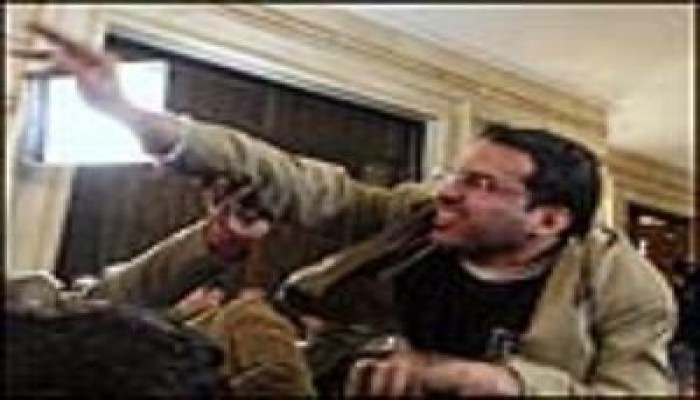 الصحفي الذي ألقى حذاءه على بوش يواجه نفس الموقف