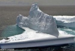 "وحش" جليدي ضخم يهدد بغزو سواحل أستراليا