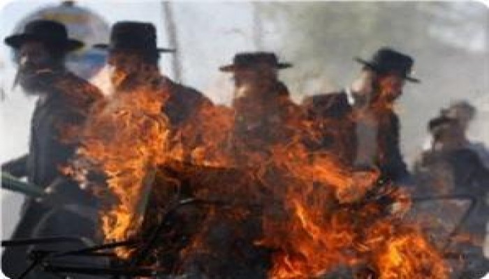 مغتصبون يحرقون مسجدًا ويجرحون مواطنًا في قرية ياسوف بسلفيت