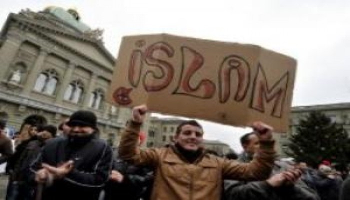 500 شخص يتظاهرون في برن احتجاجا على منع بناء المآذن