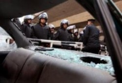 اصابة ضابطين و15 جنديا في مصادمات بين الشرطة وأهالى عزبة الهجانة