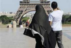 فرنسا تتجة لسحب الجنسية من المنتقبات