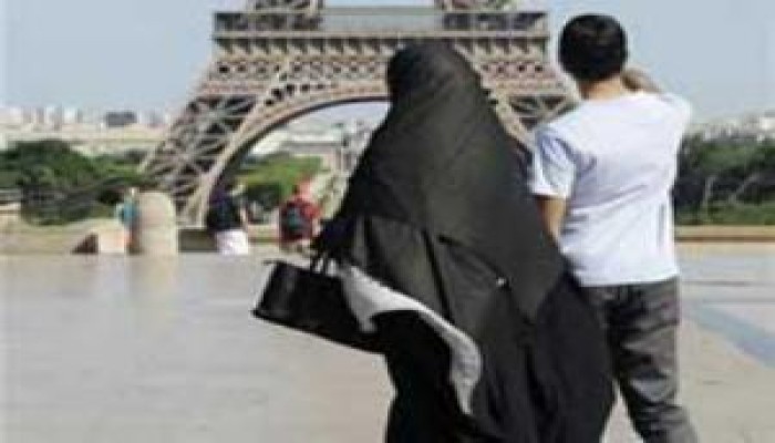 فرنسا تتجة لسحب الجنسية من المنتقبات