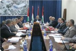 حكومة "هنية" تجدِّد رفضها حلَّ الدولة المؤقتة وتدعو إلى تسهيل وصول مسيرة "الحرية لغزة"