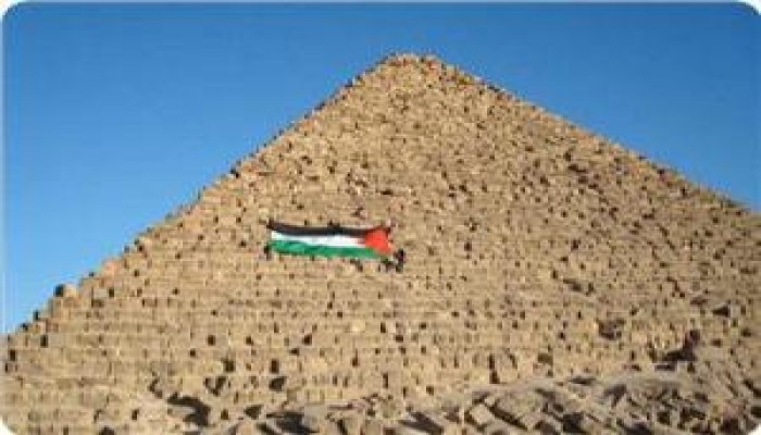 نشطاء فرنسيين يرفعون العلم الفلسطيني فوق الأهرامات