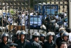 إصابات فى الجانب الفلسطيني بعد إطلاق الشرطة المصرية النار عليهم(فيديو)