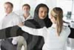 نادية الأمريكية.. تمسكت بحجابها ففتشوها ذاتيا
