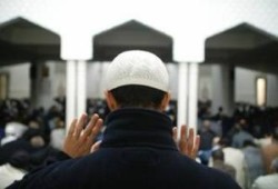 فرنسا ترحل إماما مصريا بزعم قيامه بالتحريض ضد الغرب