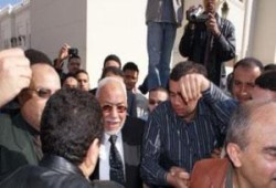 فضيلة المرشد العام يتقدم مشيِّعي جنازة الحاج محمود شكري