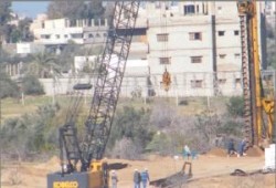 انسحاب معدات إنشاء الجدار الفولاذي خشية حدوث انهيارات أرضية