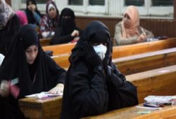 الحرب على النقاب مستمرة: طرد وإهانات وملاحقات وتحقيقات ودموع  في جامعات مصر