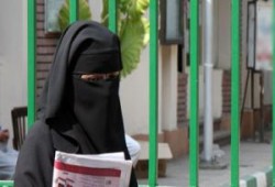 عميد دار العلوم ينزع نقاب طالبة بيده