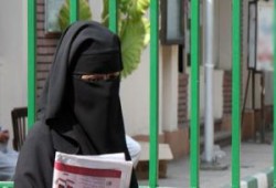 عميد دار العلوم ينزع نقاب طالبة بيده