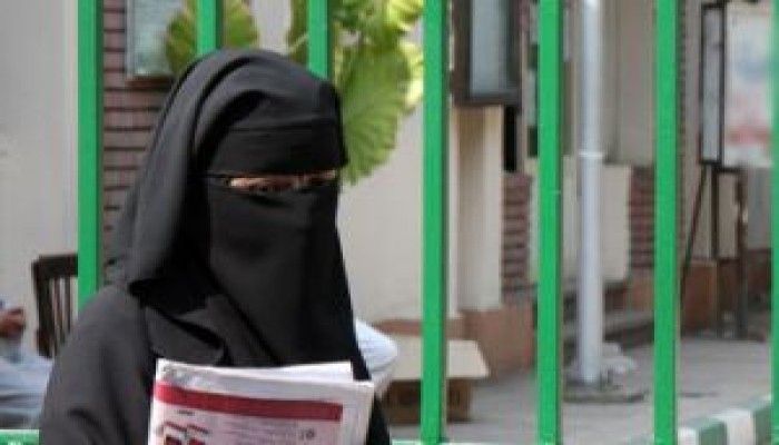عميد دار العلوم ينزع نقاب طالبة بيده