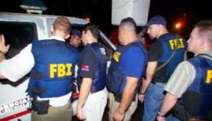 فوكس نيوز:عملاء الإف بي آي أطلقوا الرصاص 21 مرة على إمام أمريكي مسلم وقيدوا يديه بعد وفاته