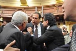 نائب وطني يسب زاهي حواس ويحاول الاعتداء عليه بالضرب