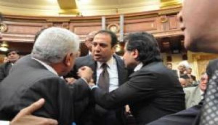 نائب وطني يسب زاهي حواس ويحاول الاعتداء عليه بالضرب