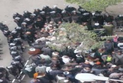 مصادمات بين الشرطة وعمال كتان طنطا تسفر عن إصابة احدهم (صور)