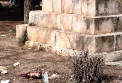 مؤسسة الاقصى: يهود يشربون الخمر ويمارسون الرذيلة بمقبرة مأمن الله بالقدس (مصور)