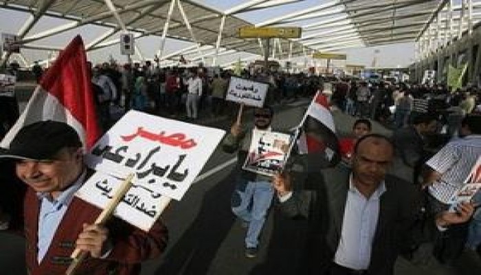 البرادعي يصل مصر والآلاف يستقبلونه في المطار أملا في التغيير