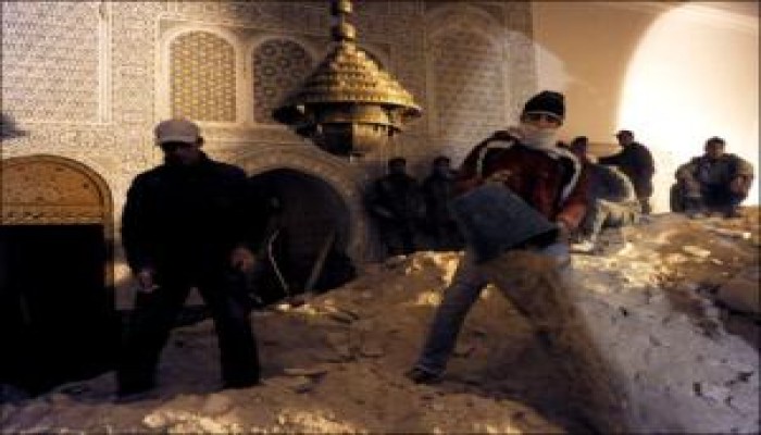 انهيار مئذنة مسجد أثناء صلاة الجمعة يودي بحياة 41 ويصيب العشرات