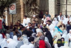 ممرضات جامعة طنطا يتظاهرن أمام المحافظة للمطالبة بحقوقهن
